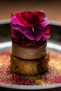 <p>Foodfotografie door foodpics.be -&nbsp;witte pens met eetbare bloem</p>